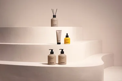 BABOR-Pflegeprodukte auf hellen Stufen