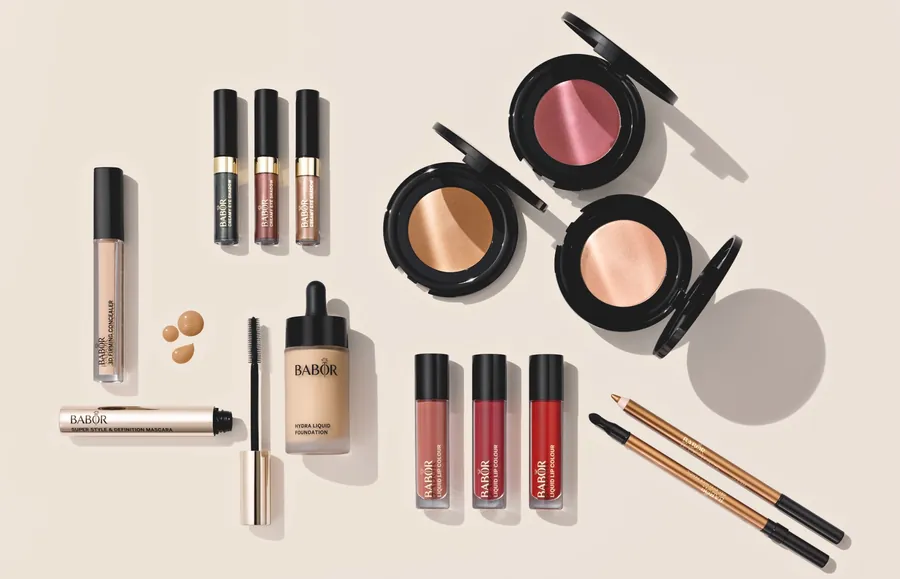 BABOR Make-up: Lippenstifte, Lidschatten, Puder und Foundation auf hellem Grund