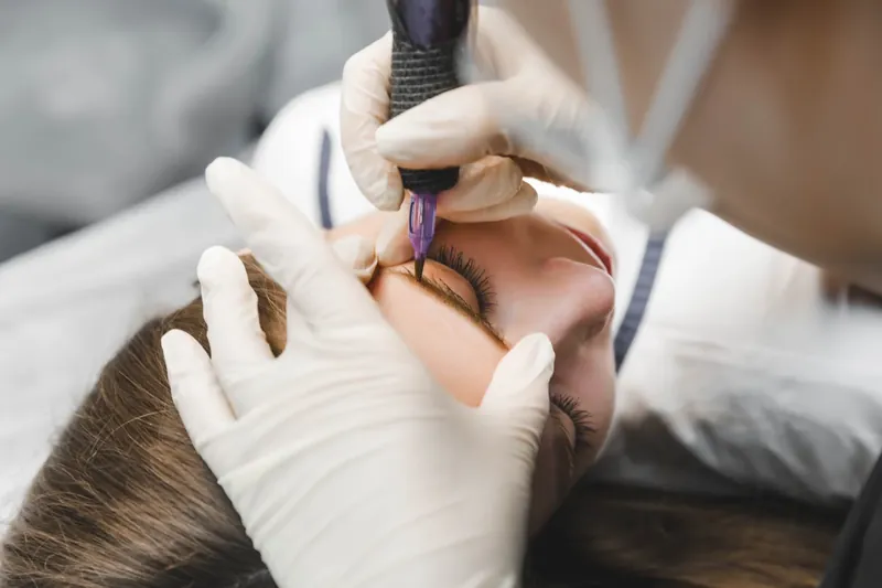 Pigmentierung der Augenbraue mit einem Permanent-Make-up-Gerät